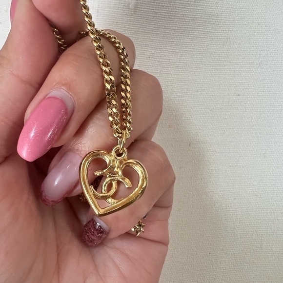 CHANEL 2023 Crystal CC Heart Pendant Necklace - Picture 4 of 9